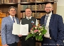 Bei einem Empfang im Rathaus würdigten Bürgerschaftspräsident Peter Paul (l.) und Heino Tanschus (r.) als 1. Stellvertreter des Oberbürgermeisters Raik Wendt (m.) für sein lebensrettendes Handeln