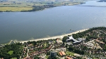 Luftbild von Stralsund aus über den Strelasund in Richtung Insel Rügen