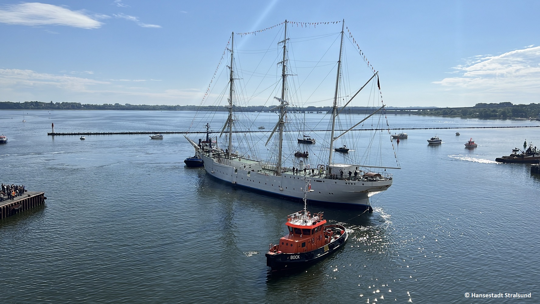 4 - Jetzt heißt es für die Schlepper GORCH FOCK (I) rückwärts einparken